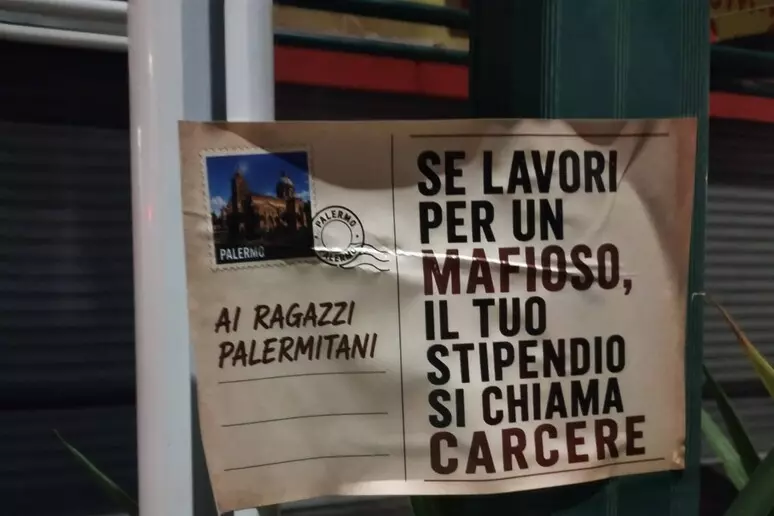 Palermo, nuove cartoline contro la mafia allo Zen: “chi lavora per un mafioso finisce in carcere”