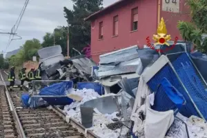 Treno merci si scontra con un autocarro a Cefalù: traffico ferroviario interrotto
