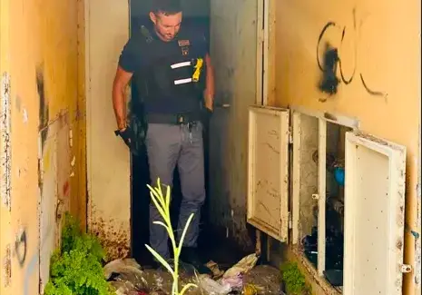 Blitz allo Zen 2, trovato un arsenale e refurtiva nascosti nei sottoscala