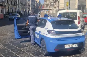 Aggredisce la titolare di una ferramenta e tenta la fuga con l’incasso
