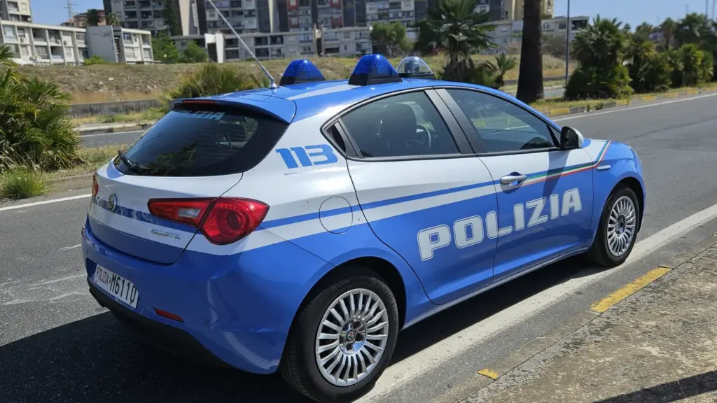 Cosparge di benzina l’auto di un conoscente e tenta di incendiarla: arrestato 59enne a Catania