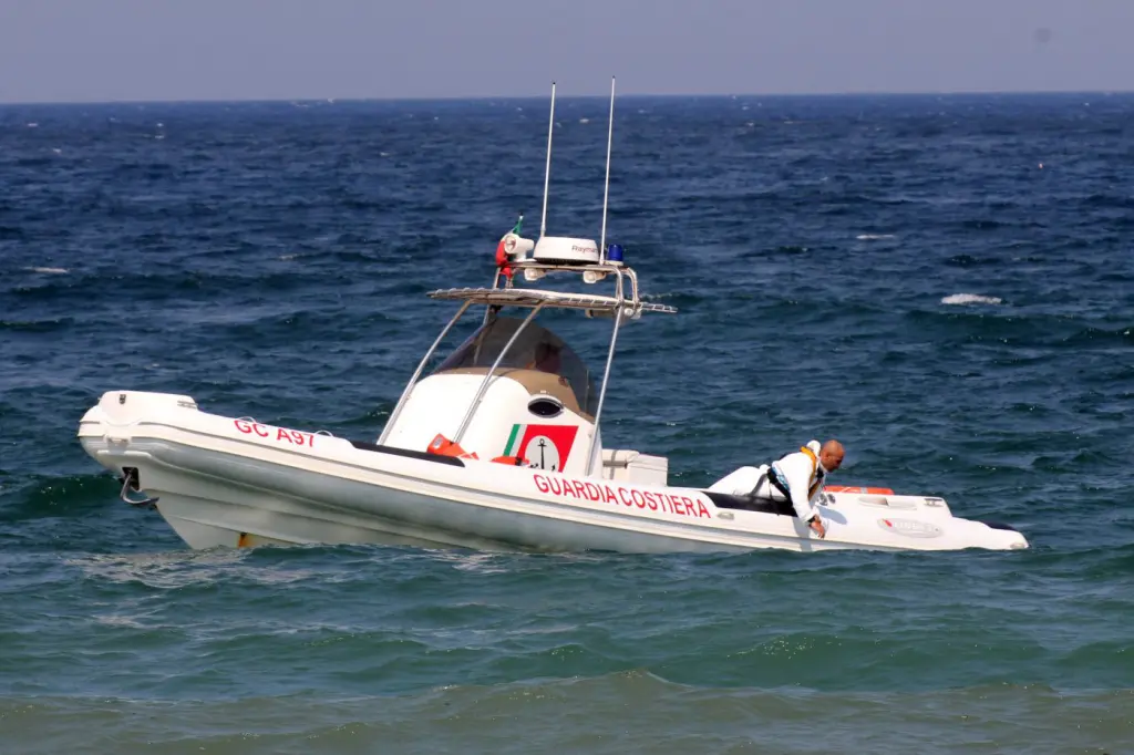 Uomo disperso con canoa in mare, ricerche in corso a Gela