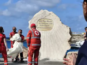 Il Papa arrivato a Lampedusa, deposta una corona di fiori al cimitero dove sono sepolti anche i migranti