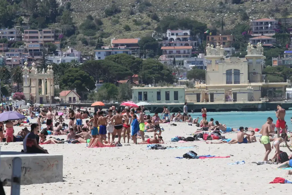Turista morta nel mare di Mondello dopo aver accusato un malore