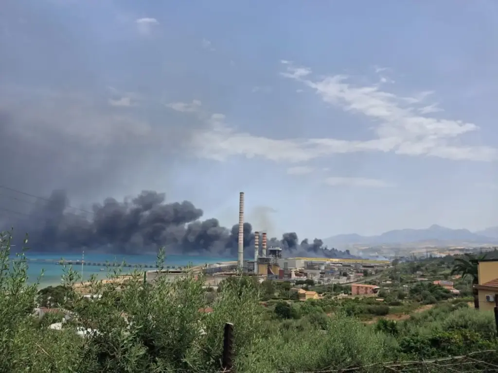 Incendio vicino all’A19 Palermo-Catania: traffico bloccato in direzione Catania all’altezza di Termini Imerese