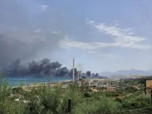Incendio vicino all’A19 Palermo-Catania: traffico bloccato in direzione Catania all’altezza di Termini Imerese
