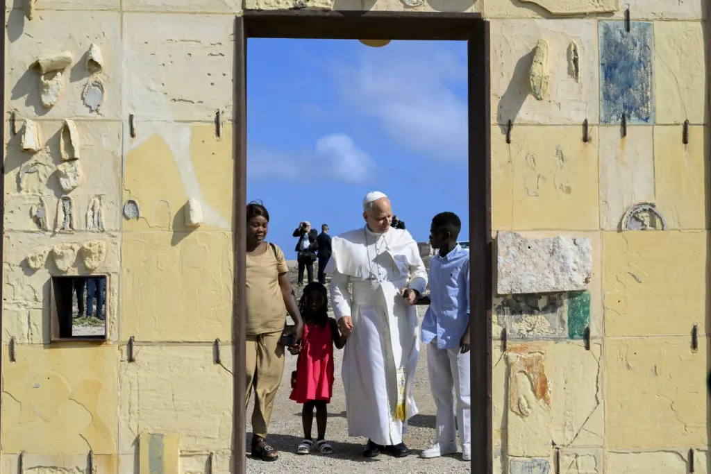 Papa Leone XIV a Lampedusa: “Affrontare la crisi migratoria con un piano di lungo periodo”