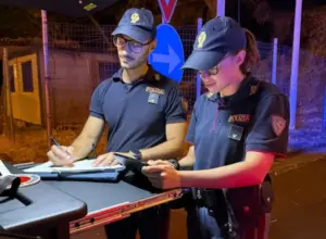 Fugge dalla Polizia con un’auto rubata e tenta di speronare la pattuglia