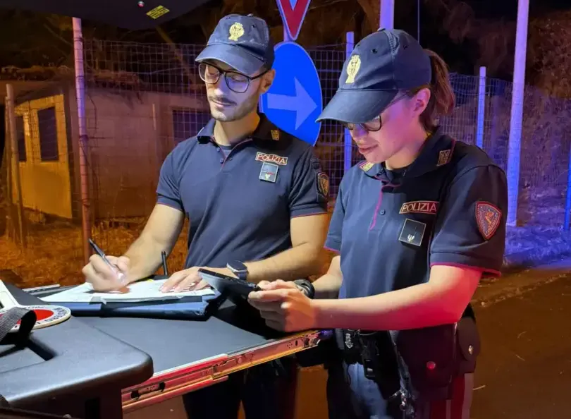 Fugge dalla Polizia con un’auto rubata e tenta di speronare la pattuglia