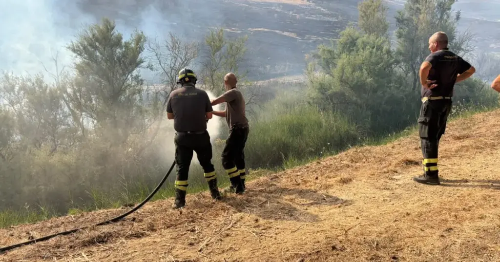 Sicilia nella morsa degli incendi: Salaparuta ancora in fiamme, roghi in tutta l’Isola