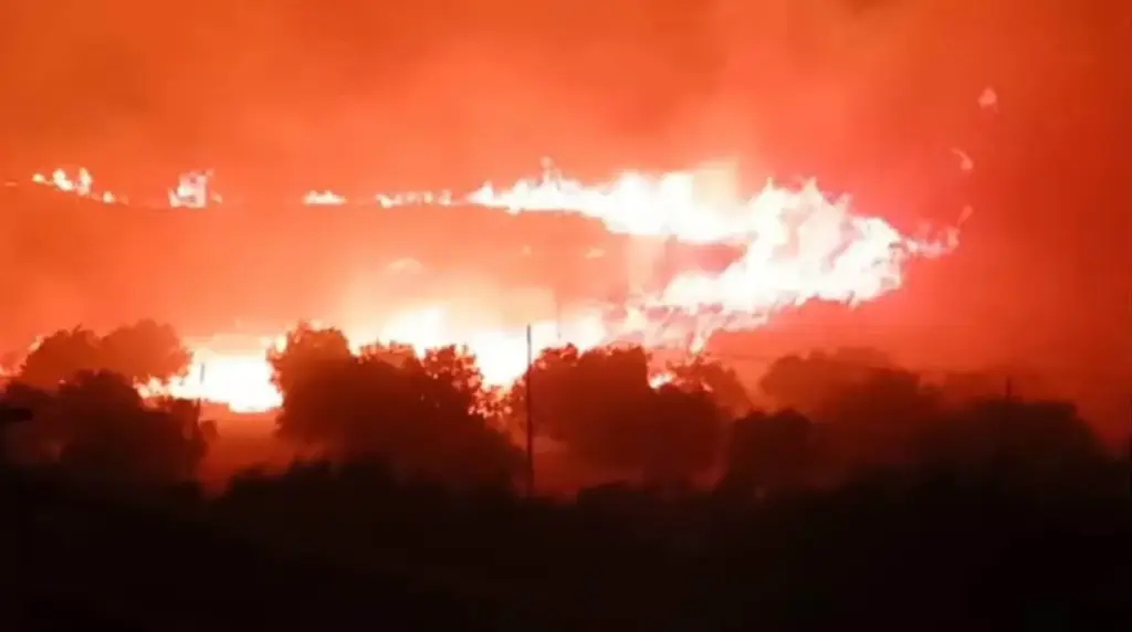 Caldo record e incendi devastanti in Sicilia: morto un vigile del fuoco