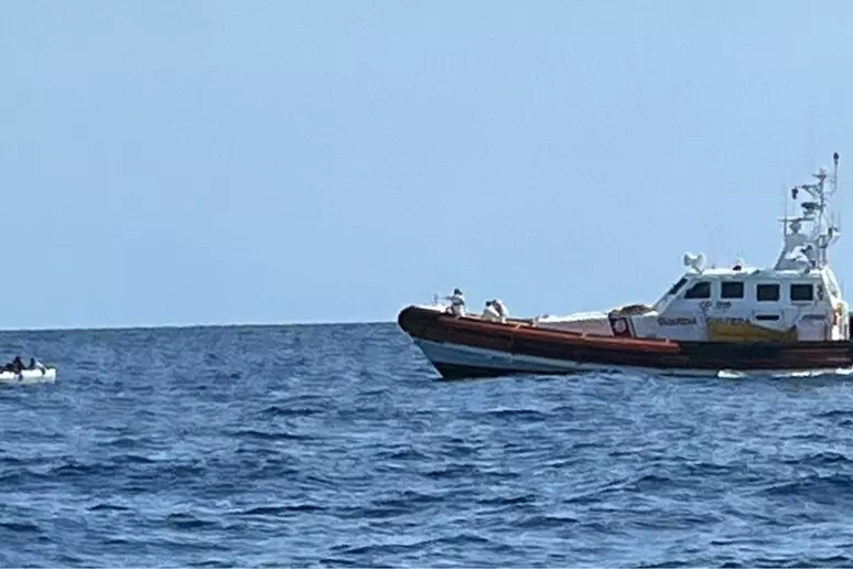Peschereccio catanese salva sedici migranti minorenni a largo di Malta