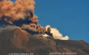Etna, ancora cenere e disagi: voli sospesi all’aeroporto di Catania fino alle 20