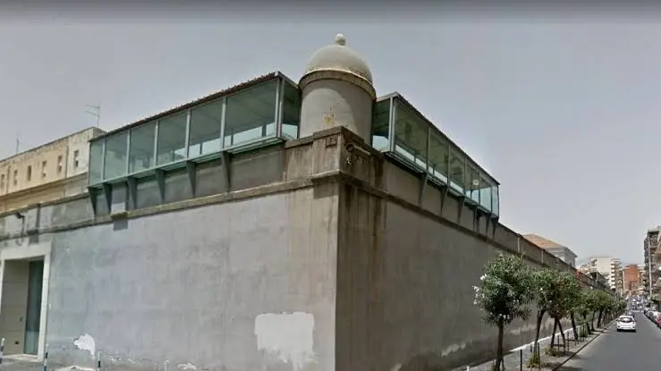 Catania, nel carcere di Piazza Lanza detenuti prendono il controllo di due reparti