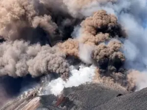 Etna, nube di cenere blocca i voli in arrivo a Catania fino alle 12,00: disagi per i passeggeri