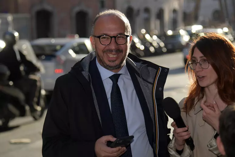 “Siamo stati noi”: Faraone rivendica la campagna di cartoline antimafia nei quartieri di Palermo