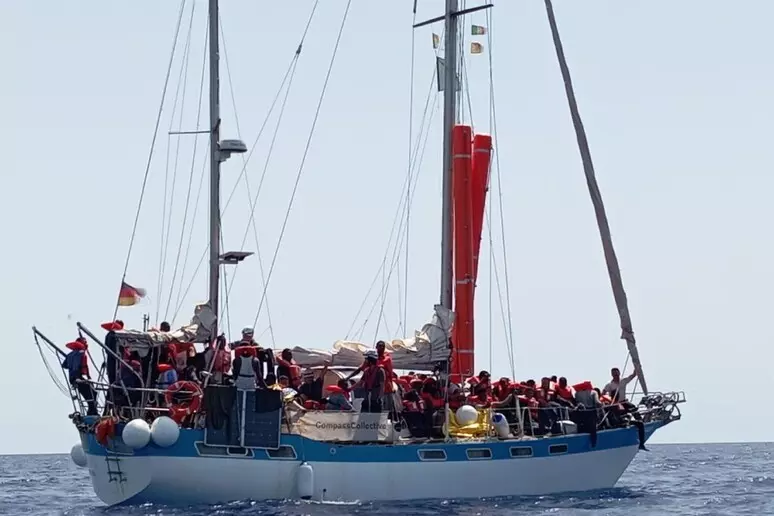 Fermo e multa dopo il salvataggio di 25 naufraghi: “La Libia non è un porto sicuro”