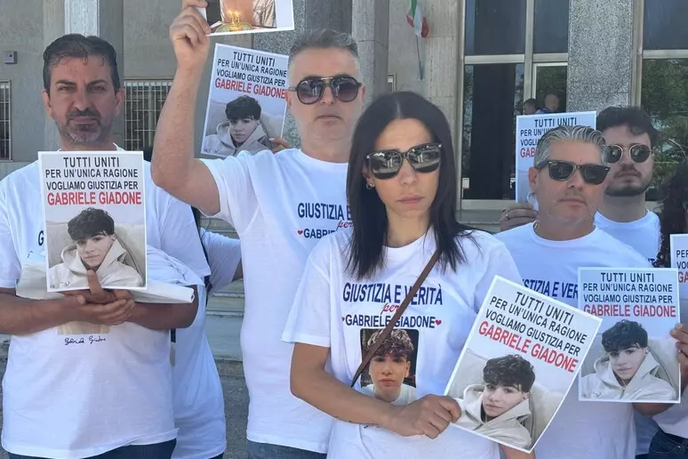 Caso Gabriele Giadone, esposto dei genitori contro la scuola: “Convocata una riunione per scoraggiare il sit-in”