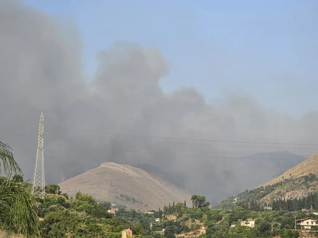 Incendi nel Palermitano, allerta ancora alta: fiamme a Termini Imerese e Torretta