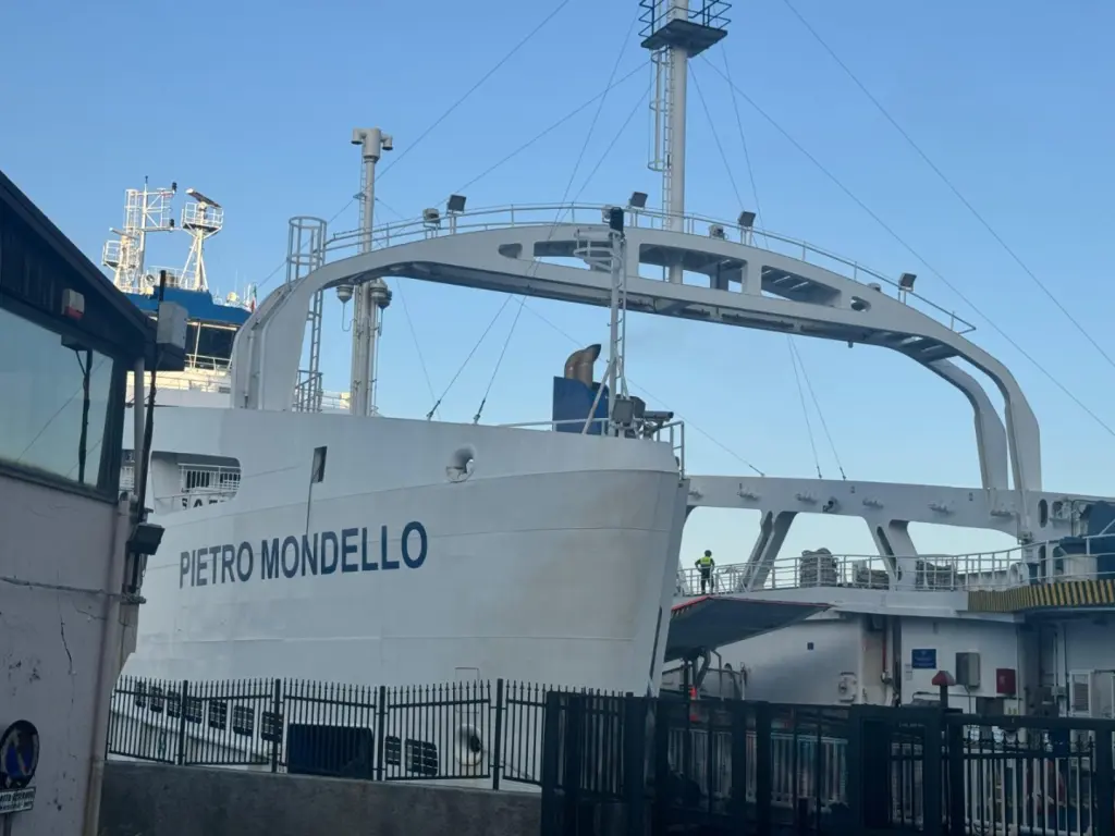 Traghetto urta la banchina a Messina, sette feriti lievi durante l’attracco