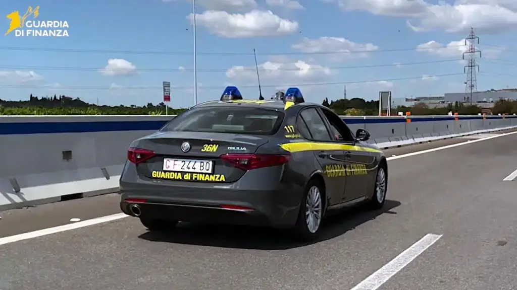 Cocaina nascosta nel cruscotto: arrestato 68enne al casello di Catania-San Gregorio