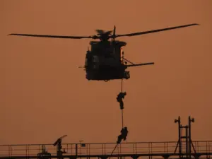 Petroliera della flotta ombra russa fermata a ovest di Pantelleria