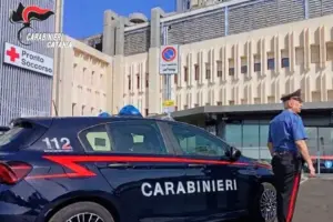 Madre e figlia in ospedale dopo lite, ex fidanzato evade per cercare la 20enne