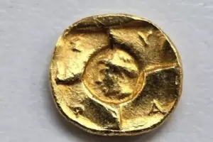 Scoperta rarissima moneta d’oro greca durante uno scavo: risale alla guerra contro i Cartaginesi