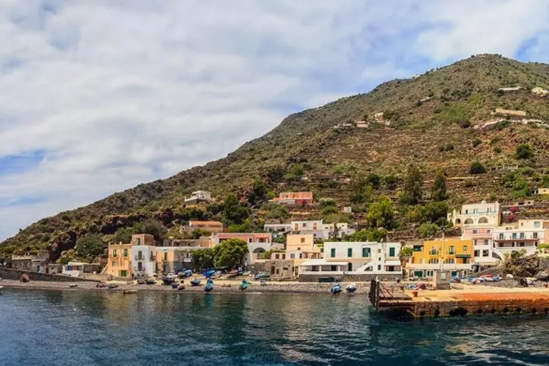 Dissalatori alle Eolie: timori per la Posidonia e l’ecosistema marino