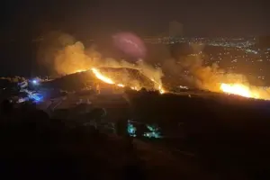 Incendi in Sicilia, famiglie costrette a fuggire dalle case minacciate dalle fiamme