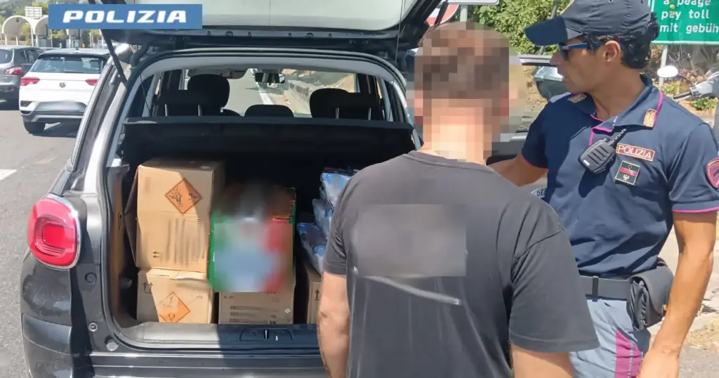 Catania, trasportava 191 chili di fuochi d’artificio in autostrada: denunciato un 38enne