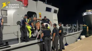 Barca distrutta da un incendio al largo di Marsala: la Guardia di Finanza salva un uomo