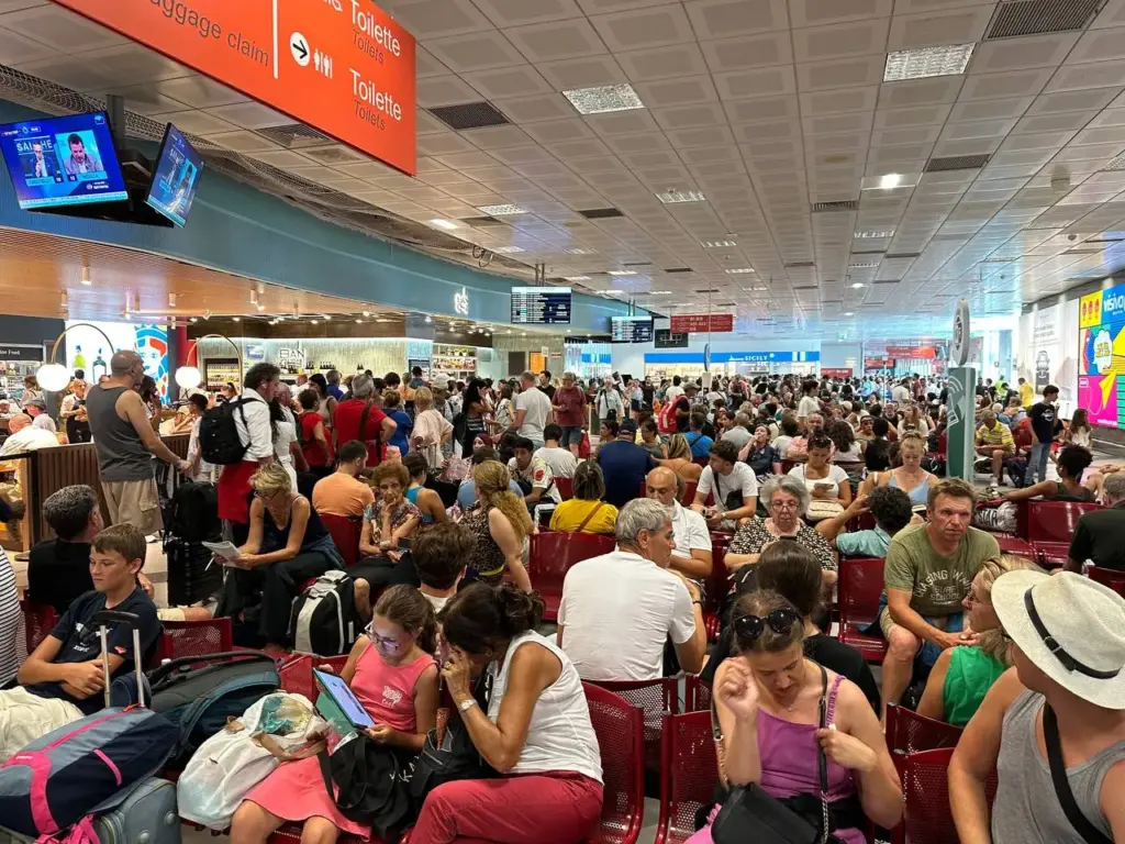 Emergenza Etna, chiusura dell’aeroporto di Catania: voli sospesi fino alle 2 del 15 agosto