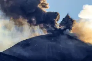 Etna, morto turista statunitense colpito da un fulmine durante un’escursione