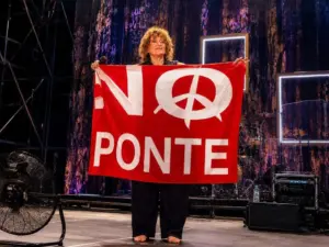 Fiorella Mannoia sventola la bandiera “No Ponte” a Capo Peloro: è polemica