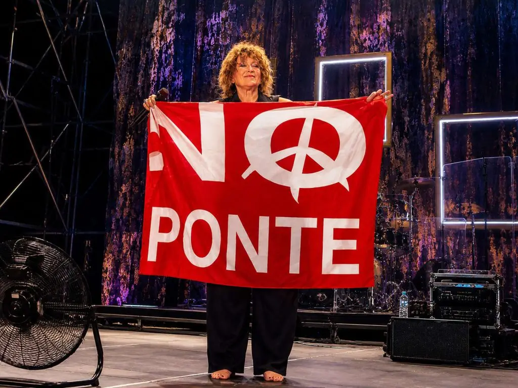 Fiorella Mannoia sventola la bandiera “No Ponte” a Capo Peloro: è polemica