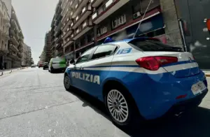 Furto di vestiti in negozio, tenta la fuga e aggredisce un poliziotto: arrestato 19enne a Catania
