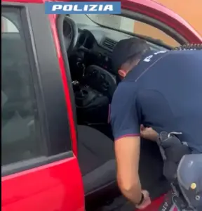 Catania, sorpreso in auto con un “campionario” di droga: arrestato 37enne
