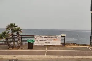 Mafia, striscioni a Palermo per ricordare Libero Grassi: “Un intero popolo che non paga il pizzo è un popolo libero”