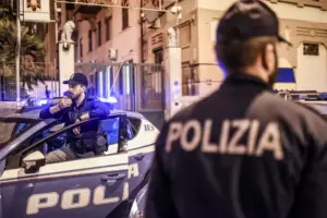 Ladri sorpresi mentre smontavano gli infissi di un appartamento
