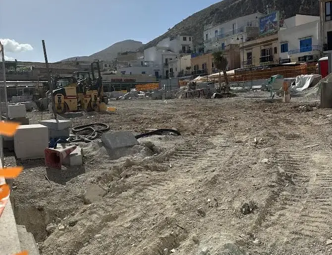 Mondello, lavori in piazza ancora fermi: commercianti e residenti preoccupati