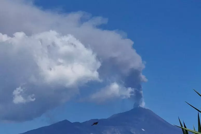 Etna, prolungata la chiusura dell’aeroporto di Catania
