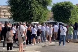 L’ultimo saluto ad Anna Rosa: funerali allo Zen per la bimba morta di difterite