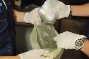 Gela, fermato un 43enne: in casa cocaina, esplosivi e una pistola con matricola abrasa