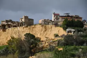 Niscemi, la frana non si ferma: nuova fessurazione nel versante