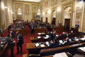 Ars, stretta sui cambi di partito: ok in commissione alla norma sugli incarichi