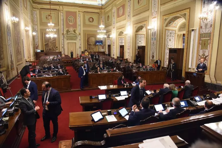Ars, stretta sui cambi di partito: ok in commissione alla norma sugli incarichi