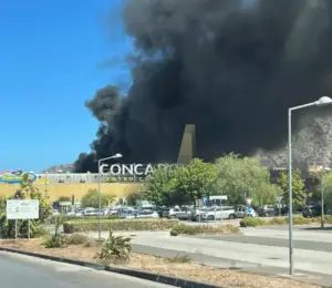 Incendio al Conca d’Oro, fiamme sul tetto: evacuato il centro commerciale