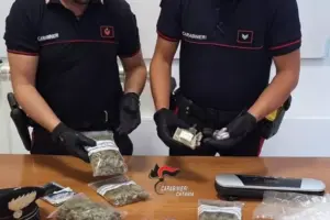 Lite domestica, i carabinieri sentono odore di droga: arrestata una coppia