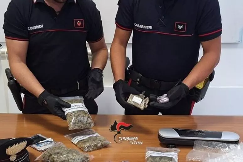 Lite domestica, i carabinieri sentono odore di droga: arrestata una coppia